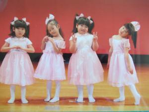 かわいい衣装を着てポーズ